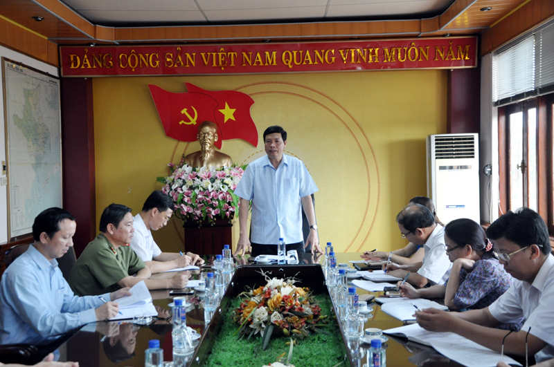 Đồng chí Nguyễn Đức Long, Phó Bí thư Tỉnh ủy, Chủ tịch UBND tỉnh kiểm tra công tác bầu cử tại 