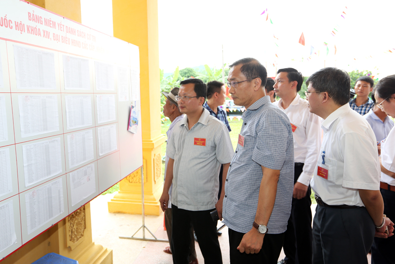 Đoàn công tác kiểm tra danh sách cử tri tại một điểm bỏ phiếu của xã Đầm Hà.