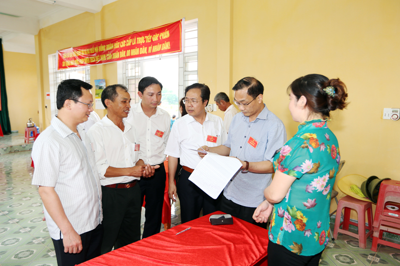 Đồng chí Vũ Hồng Thanh, Ủy viên Trung ương Đảng, Phó Bí thư Tỉnh ủy kiểm tra công tác bầu cử tại xã Đại Bình.