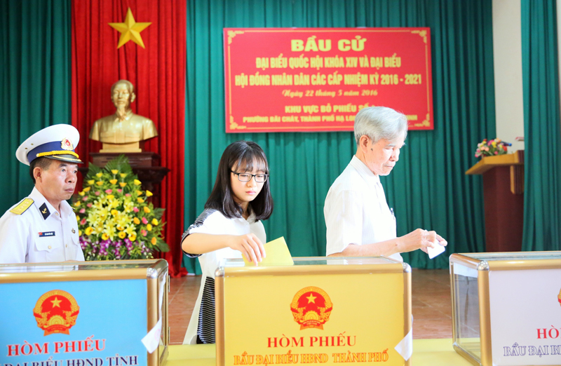 Em Phạm Thị Phương Thảo, 18 tuổi, cử tri khu 4, phường Bãi Cháy (TP Hạ Long) lần đầu tiên đi bầu cử.