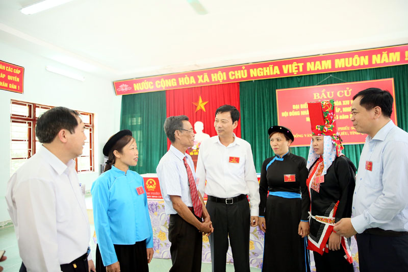 Bí thư Tỉnh ủy Nguyễn Văn Đọc động viên cán bộ tổ bầu cử khu vực bỏ phiếu số 1, xã Đồng Văn (Bình Liêu)
