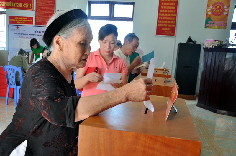 Cử tri phường Ninh Dương (Móng Cái) thực hiện quyền và nghĩa vụ công dân