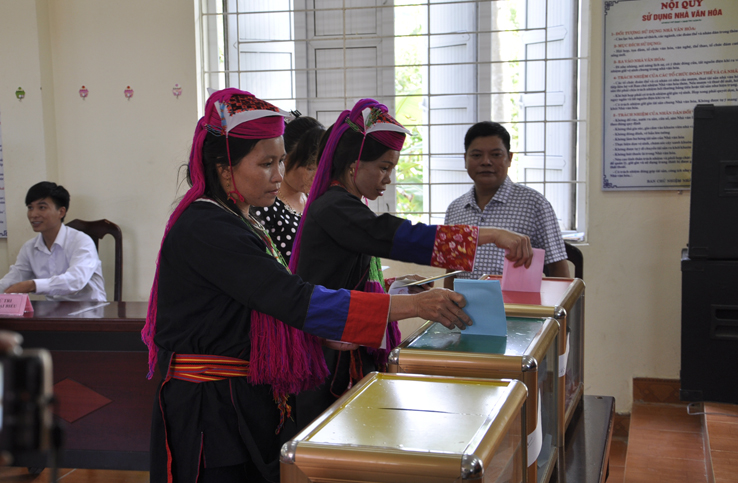 100% cử tri thôn Khe Tâm, xã Nam Sơn là đồng bào dân tộc Dao Thanh Y đã đến bầu cử từ 7 giờ sáng.