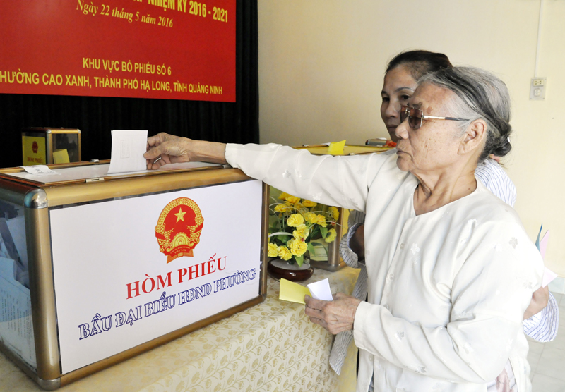 Bà mẹ Việt Nam Anh hùng Nguyễn Thị Thực (Khu 7, phường Cao Xanh, TP Hạ Long) tham gia bỏ phiếu tại khu vực bỏ phiếu số 6, phường Cao Xanh, TP Hạ Long