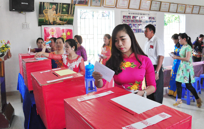 Cử tri khu vực bỏ phiếu số 1, thôn Thác Bưởi 1, xã Tiên Lãng, huyện Tiên Yên đi bỏ phiếu.