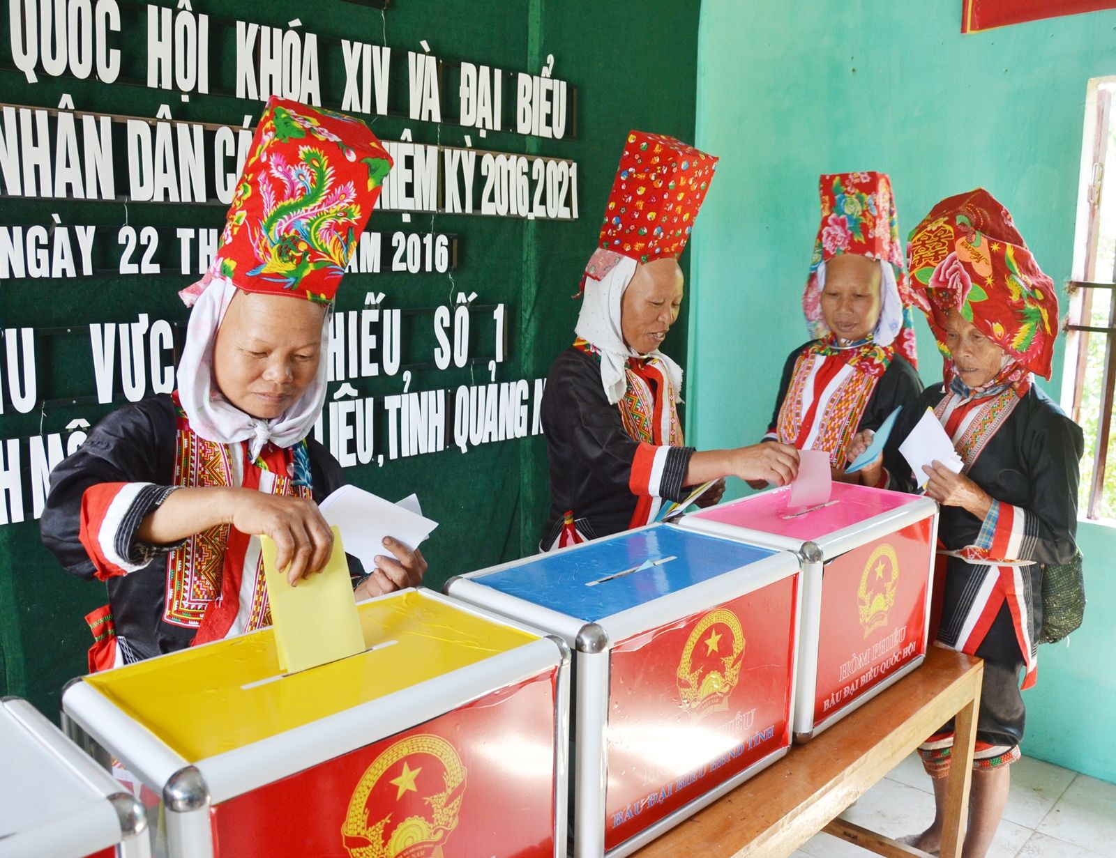 Cử tri xã Hoành Mô bỏ phiếu bầu cử tại Khu vực bầu cử số 1, huyện Bình Liêu (Ảnh: Nguyễn Thanh) 