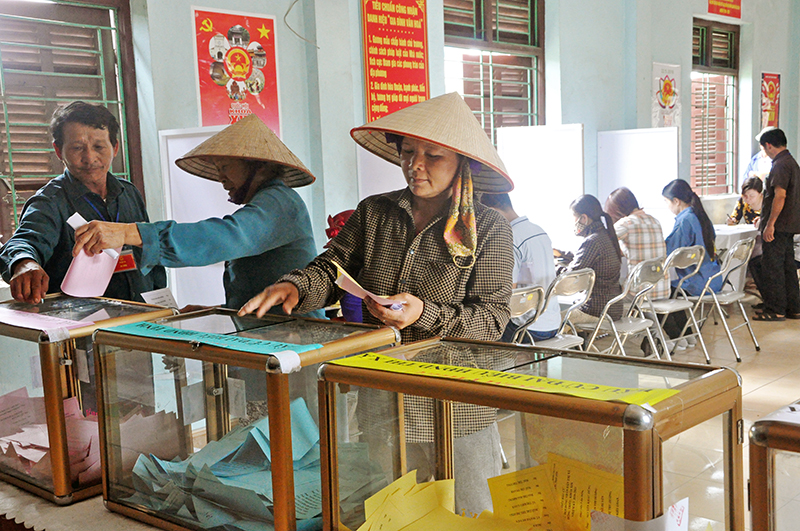 Nông dân xã Hồng Thái Tây (Đông Triều) bỏ phiếu bầu cử ĐBQH và đại biểu HĐND các cấp, nhiệm kỳ 2016-2021, sáng 22-5-2016. Ảnh: Phan Hằng