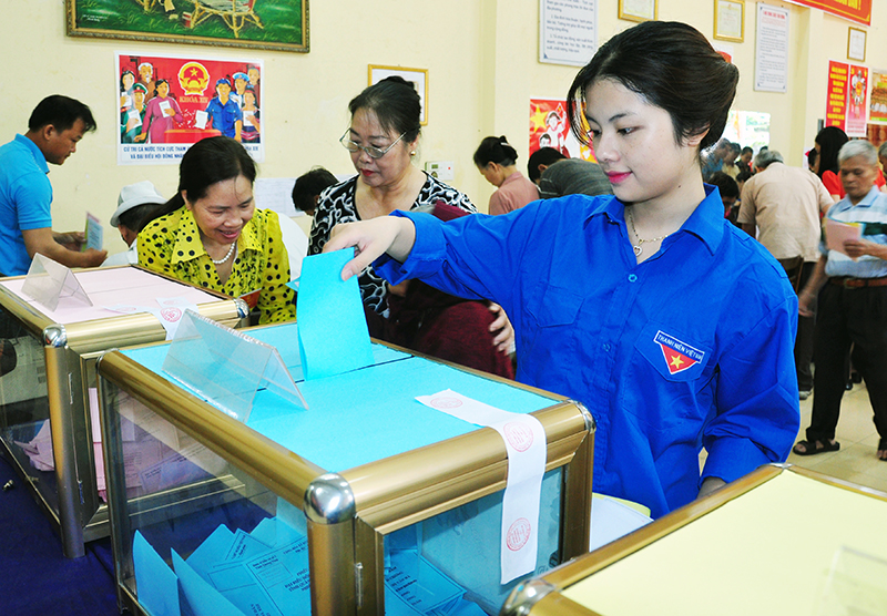 Cử tri trẻ Nguyễn Vũ Anh Phương, 18 tuổi, học sinh lớp 12 văn, Trường THPT Chuyên Hạ Long lần đầu đi bỏ phiếu tại khu vực bỏ phiếu số 1, phường Hồng Hà (TP Hạ Long). Ảnh: Hữu Duy
