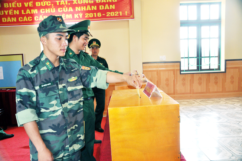 Cử tri 19 tuổi, binh nhất Lê Minh Quân, Đồn Biên phòng Cửa khẩu Quốc tế Móng Cái lần đầu đi bỏ phiếu. Ảnh: Thái Cảnh