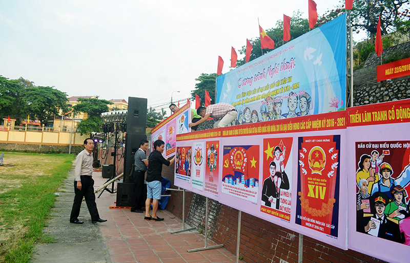 Các thành viên trong Đội tuyên truyền lưu động Trung tâm Văn hoá tỉnh dựng pano, chuẩn bị cho chương trình nghệ thuật tuyên truyền bầu cử tại TX Đông Triều. (Ảnh chụp ngày 20-5)