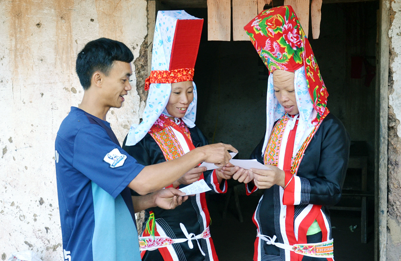 Gia đình chị Chíu Sám Múi, thôn Phiêng Sáp, xã Đồng Tâm (Bình Liêu) kiểm tra lại thông tin thẻ cử tri trước khi đi bầu cử. Ảnh: Thanh Tùng