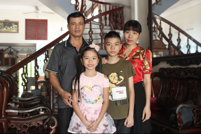Gia đình “thần đồng hát xẩm” Võ Hương Giang. Ảnh: Đình Việt