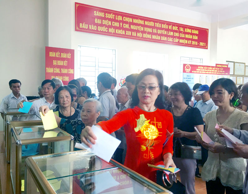 Cử tri bỏ phiếu tại khu vực bầu cử số 5, phường Hồng Hải, TP Hạ Long.