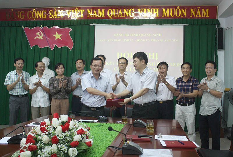 Lãnh đạo Ban Tuyên Giáo Tỉnh ủy và Đảng ủy Than Quảng Ninh ký kết chương trình phối hợp công tác năm 2016.