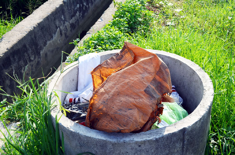 Hầu hết các bể chứa vỏ, bao bì thuốc BVTV trên đồng ruộng xã Hồng Phong (TX Đông Triều) đều chứa lẫn cả rác thải sinh hoạt.