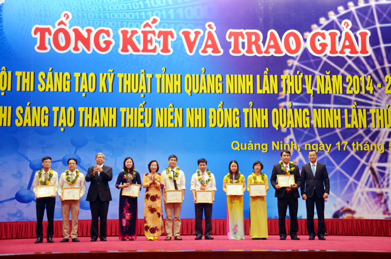 Ban tổ chức trao giải nhất cho 2 giải pháp của nhóm tác giả Trường Đại học Công nghiệp Quảng Ninh và Bệnh viện Đa khoa tỉnh tại Hội thi STKT lần thứ V năm 2016.