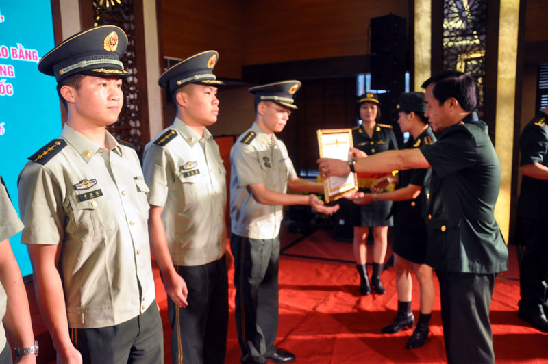 Đại tá Lê Đức Thái, Chỉ huy trưởng Bộ Chỉ huy BĐBP tỉnh Quảng Ninh trao thường cho các tập thể, cá nhân thuộc Công an BP nước bạn vì có thành tích cao trong quá trình thực hiện thoả thuận