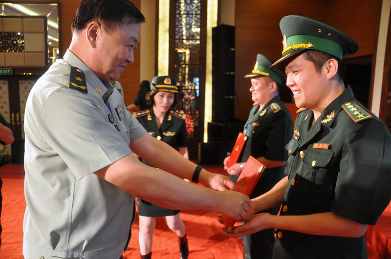 Lãnh đạo Tổng đội Công an BP thuộc Khu tự trị dân tộc Choang Quảng Tây (Trung Quốc) trao thưởng cho các tập thể, cá nhân BĐBP Việt Nam vì có thành tích cao trong quá trình thực hiện thoả thuận