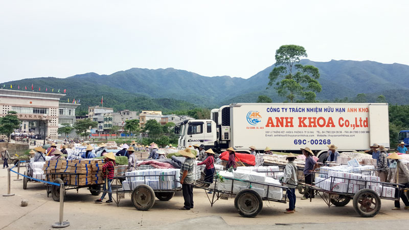 Hoạt động xuất khẩu hàng hoá qua cửa khẩu Bắc Phong Sinh (huyện Hải Hà) đang ổn định trở lại.