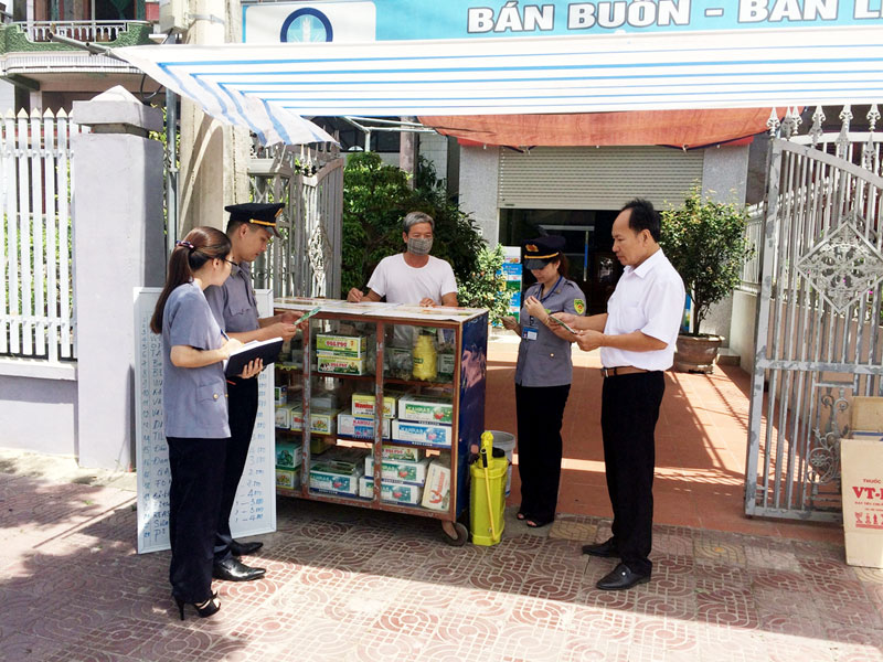 Cán bộ Chi cục Trồng trọt và Bảo vệ thực vật (Sở NN&PTNT) thanh, kiểm tra một cơ sở kinh doanh thuốc BVTV tại phường Minh Thành (TX Quảng Yên).