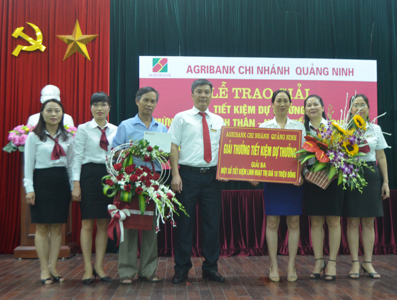 Agribank Quảng Ninh trao thưởng huy động tiền gửi tiết kiệm dự thưởng mừng xuân Bính Thân-nhận tiền thưởng lớn cho khách hàng trúng giải.