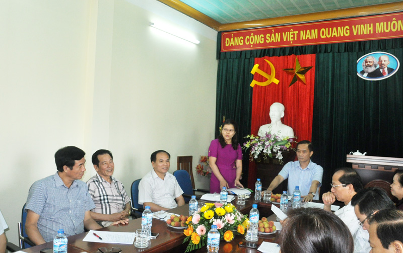 Bí thư Chi bộ Công ty CP Phương Nam Uông Bí báo cáo công tác phát triển đảng, đoàn thể của đơn vị 