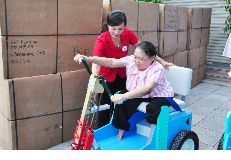 Người khuyết tật TP Hạ Long nhận xe lăn.