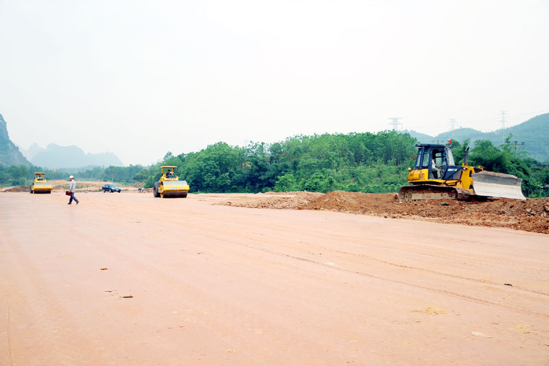 Gói thầu XDCT03, dự án cao tốc Hạ Long - Vân Đồn đã cơ bản hoàn thành thi công nền đường.
