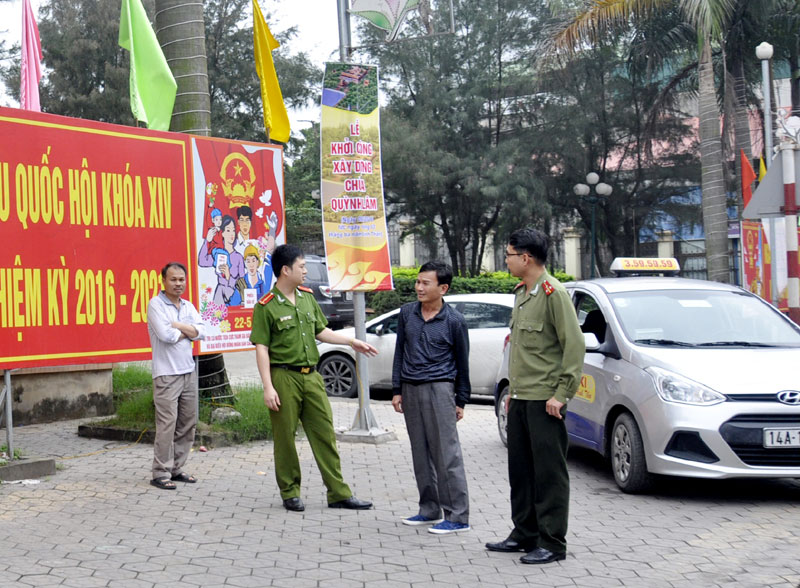 Công an phường Đông Triều tuyên truyền, vận động lái xe taxi ở địa phương tham gia thực hiện công tác tự quản ANTT trên địa bàn.