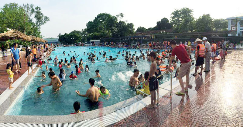 Bể bơi do Lữ đoàn 147 làm chủ đầu tư được đưa vào sử dụng đã tạo điều kiện thuận lợi cho các em nhỏ học bơi và vui chơi, giải trí. (Ảnh do đơn vị cung cấp)