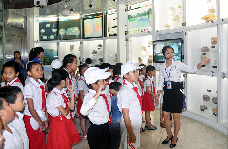 Các em học sinh Trường TH và THCS Nguyễn Viết Xuân (phường Hà Khánh, TP Hạ Long) nghe giới thiệu tại không gian ống núi về địa chất khi tham quan Bảo tàng Quảng Ninh, ngày 23-5-2016.