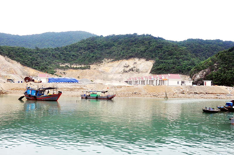 Các phương tiện đánh bắt hải sản của người dân đảo Trần phần lớn còn thô sơ, không thể ra khơi xa.