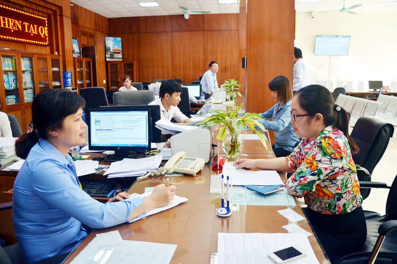 Cán bộ Trung tâm Hành chính công TP Cẩm Phả giải quyết thủ tục hành chính cho người dân.