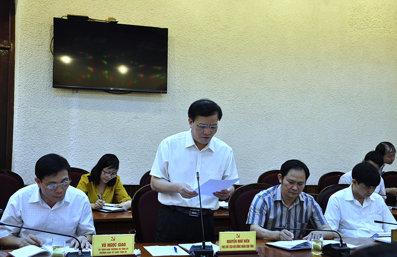 Đồng chí Nguyễn Như Hiền, Phó Chủ tịch Thường trực HĐND tỉnh phải biểu tại cuộc họp.