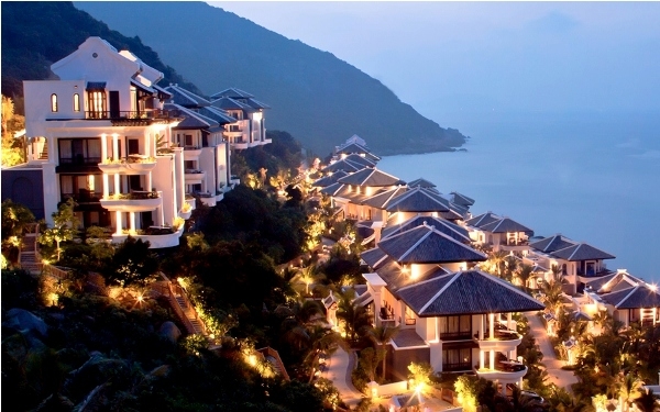 Khách sạn 5 sao ở Nha Trang về đêm trông lung linh, huyền ảo và thơ mộng.