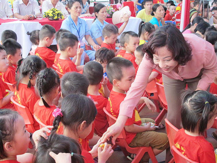 Các bé vui vẻ nhận bánh kẹo từ đồng chí Vũ Thị Thu Thuỷ, Phó Chủ tịch UBND tỉnh.