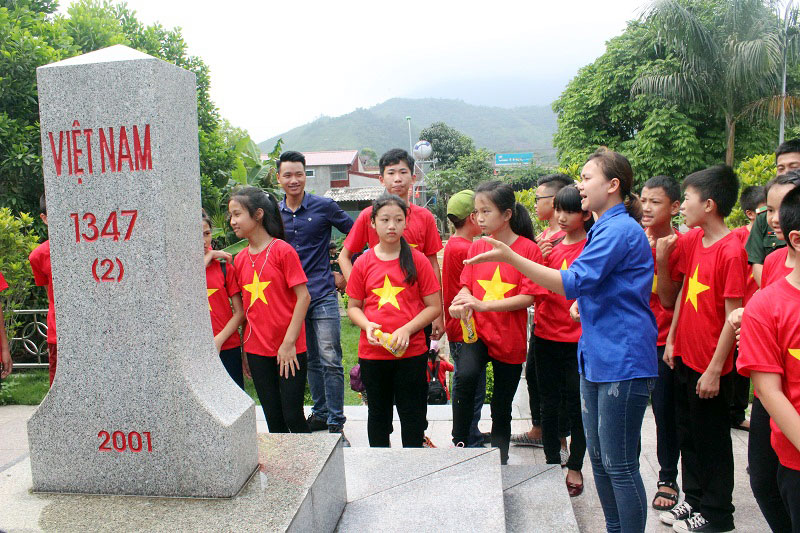 Học sinh lớp 6A1 Trường THCS Hoà Lạc (Móng Cái) thăm cột mốc biên giới 1347(2) tại Trạm kiểm soát Biên phòng Pò Hèn. Ảnh: mongcai.gov.vn