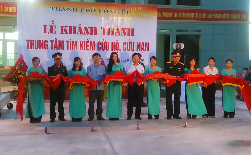 Đồng chí Đặng Huy Hậu, Phó Chủ tịch Thường trực UBND tỉnh cùng các đại biểu cắt băng khành thành công trình Trung tâm tìm kiến cứu hộ cứu nạn TP Uông Bí
