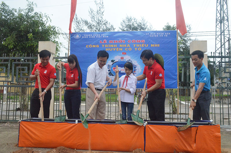Các đại biểu tham gia lễ khởi công công trình nhf thiếu nhi huyện Cô Tô