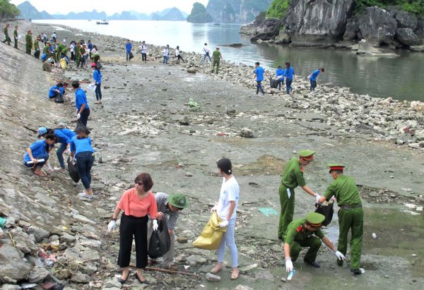 gần 1000 đoàn viên thanh niên thu gom rác thải tại một số điểm trên địa bàn TP Hạ Long