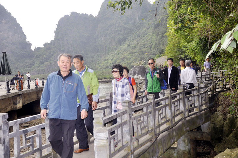 Khách du lịch tham quan tại khu vực hang Đầu Gỗ - Thiên Cung trên Vịnh Hạ Long.