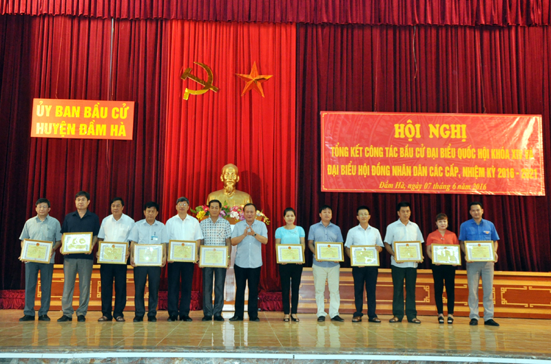 Huyện Đầm Hà khen thưởng cho các cá nhân có thành tích xuất sắc trong công tác bầu cử