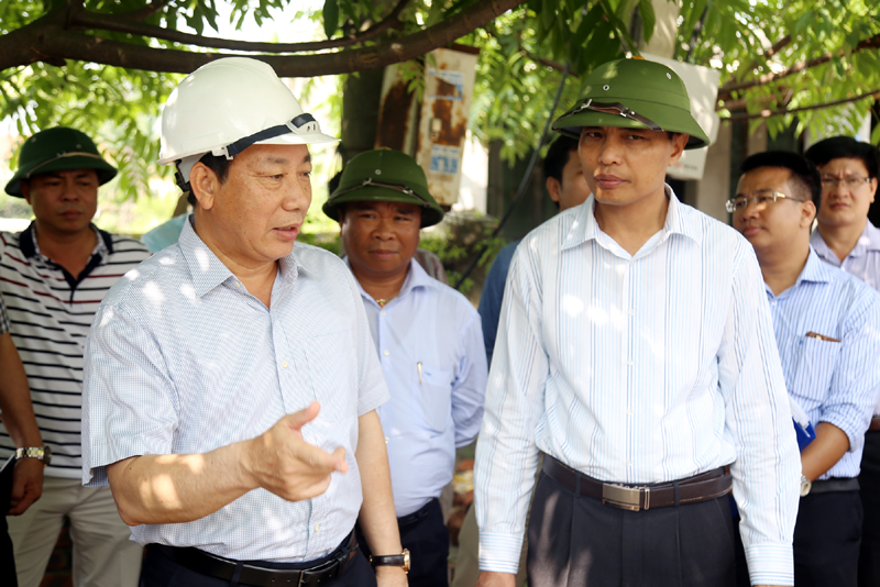 Đồng chí Nguyễn Hồng Trường, Thứ trưởng Bộ GTVT cùng đoàn công tác kiểm tra công tác GPMB tại TX Đông Triều.