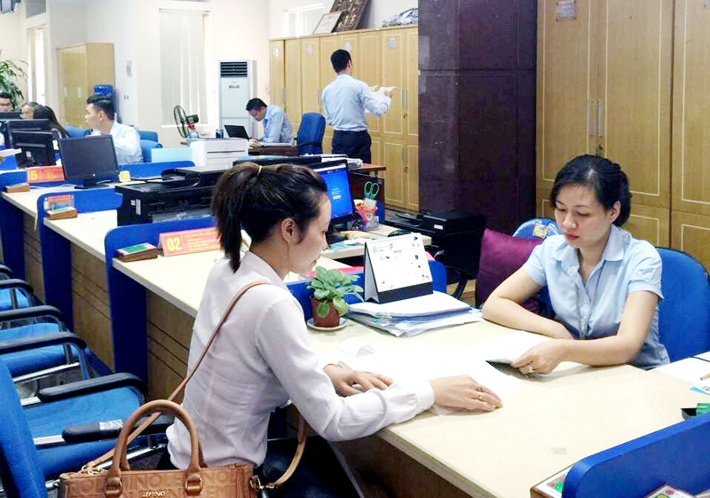 Cán bộ Sở TN&MT hướng dẫn khách hàng làm thủ tục tại Trung tâm Hành chính công tỉnh.