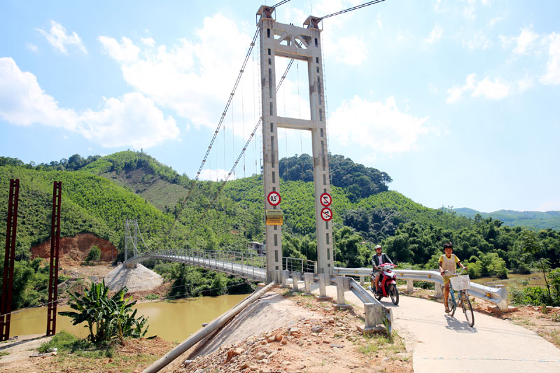 Cầu treo Đồng Đình (xã Phong Dụ, huyện Tiên Yên) được xây mới trong năm 2015, tạo điều kiện đi lại thuận lợi, an toàn cho người dân địa phương.