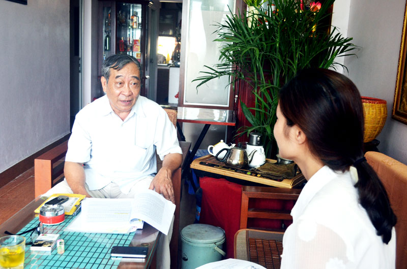 Ông Phạm Đình Tăng trao đổi với phóng viên Báo Quảng Ninh về nội dung khiếu nại.