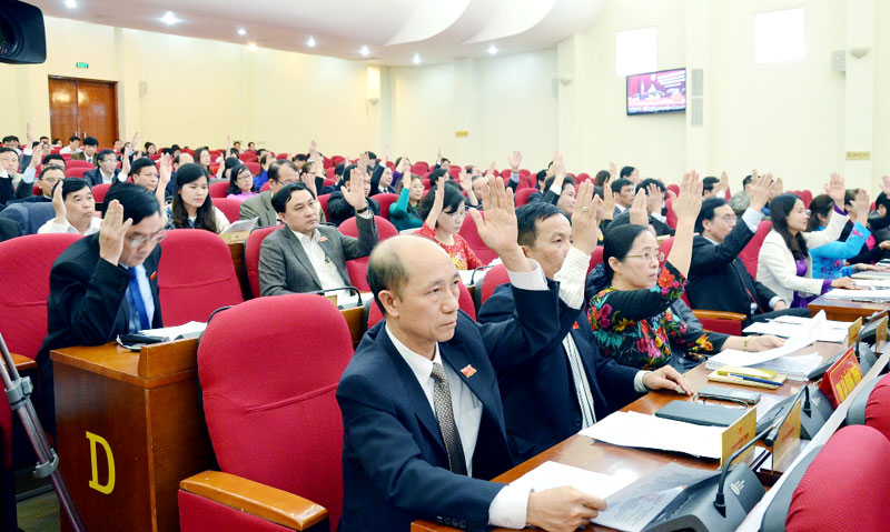 Kỳ họp thứ 23 HĐND tỉnh nhiệm kỳ 2011-2016, các đại biểu biểu quyết thông qua Nghị quyết. Ảnh: Thanh Tùng