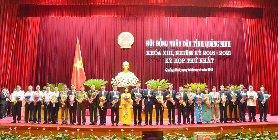Bí thư Tỉnh ủy Nguyễn Văn Đọc chúc mừng 