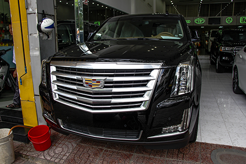 Escalade được coi là mẫu xe "khủng long" với phiên bản trục cơ sở kéo dài có nội thất rộng rãi.