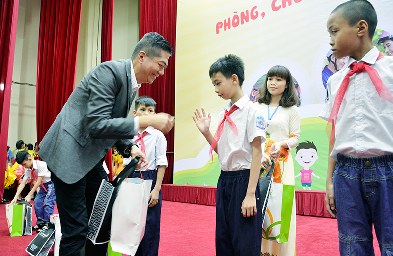 Đại diện nhà tài trợ tặng máy trợ thính cho các em nhỏ bị câm, điếc bẩm sinh tại Trung tâm Bảo trợ trẻ em có hoàn cảnh đặc biệt Quảng Ninh.